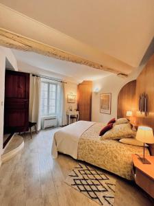 a large bedroom with a large bed and a desk at L'élégante in Saint-Paul-de-Vence