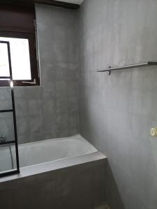 Phòng tắm tại Appartement proche remontées refait à neuf