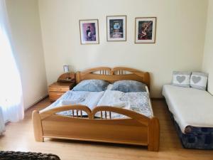 フランチシュコヴィ・ラーズニェにあるApartment Elliのベッドルーム1室(ツインベッド2台、ドレッサー付)