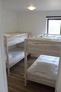 a room with two bunk beds and a window at West Bay Familieappartement in Middelkerke