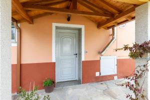 una puerta a una casa con techo de madera en CASA NIDES, en Doade