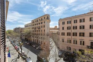 Una vista de una calle de la ciudad con edificios. en Rome To Stay, en Roma