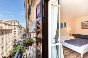 una habitación con balcón con una cama en Rome To Stay, en Roma