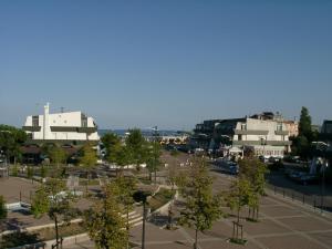 eine Stadt mit einem Parkplatz mit Bäumen und Gebäuden in der Unterkunft Residence Molo in Lido delle Nazioni