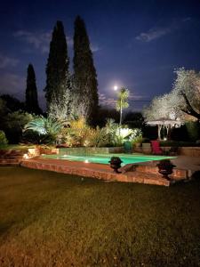 Villa Ty Laouen في Opio: مسبح في حديقة بالليل