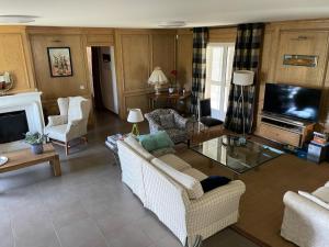 a living room filled with furniture and a tv at Villa Ty Laouen- villa confort avec piscine et jacuzzi- Parc -Opio-Valbonne in Opio