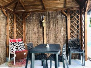 a table and chairs in front of a wooden cabin at Le papillon,Logement cosy en Alsace in Erstein