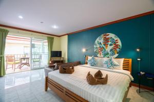 パトンビーチにあるレモン ハウスの青い壁のベッドルーム1室(大型ベッド1台付)