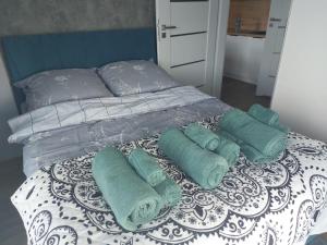 a bed with blue and white sheets and pillows at Apartament Sarbinowo in Sarbinowo