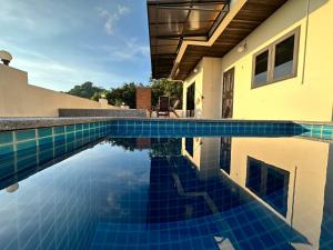 uma piscina com azulejos azuis numa casa em KohTao Studios Sunset em Ko Tao