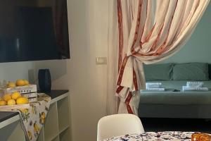 A bed or beds in a room at Casa Visconti, Bordighera, vista mare