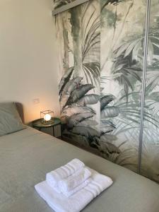 A bed or beds in a room at Casa Visconti, Bordighera, vista mare