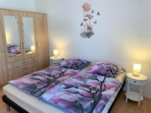 una camera con un letto e due tavoli con lampade di Apartment Lupo a Vodnjan (Dignano)