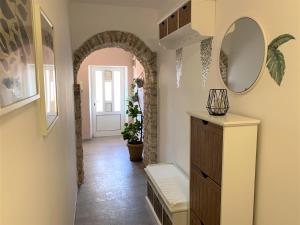 una stanza con corridoio con specchio e cassettiera di Apartment Lupo a Vodnjan (Dignano)