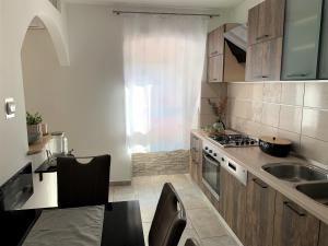una cucina con lavandino e piano cottura forno superiore di Apartment Lupo a Vodnjan (Dignano)