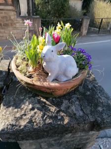 a statue of a rabbit sitting in a flower pot at FeWo im Lehm-Fachwerkhaus Erfurt mit 3 einzelnen Schlafzimmern je mit TV in Erfurt