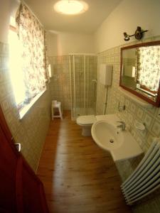 A bathroom at red house apartments whit enchanting lake view