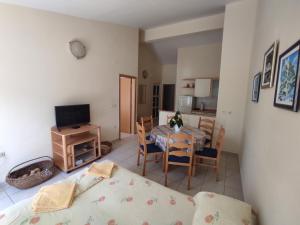 a living room with a table and a kitchen at Keran 4 in Podgora