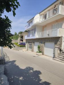 an empty street in front of a building at Keran 4 in Podgora