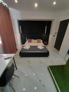 una camera con un letto in una stanza con pavimento in marmo di Mayfair Lifestyle Suites by Babylon Stay a Napoli