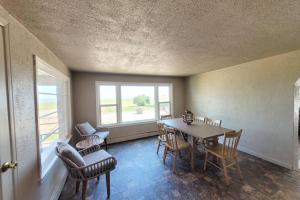 ein Esszimmer mit Tisch und Stühlen und einem Fenster in der Unterkunft Waterfront Cottage near Lambeau and Door County! in Green Bay + 19 Fotos