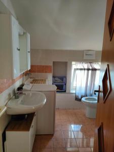 ein Bad mit einem Waschbecken und einem WC in der Unterkunft Cilento relax San Marco Castellabate JML in San Marco di Castellabate
