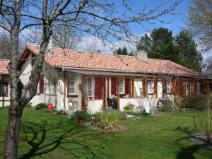 Casa roja y blanca con patio en Guesthouse La Burle, en Parentis-en-Born