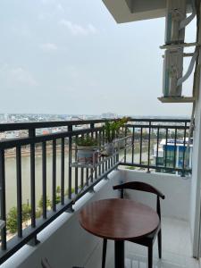 uma varanda com uma mesa e vista para a praia em ALPHA HOMESTAY MARINA 2 Phòng Ngủ View Sông em Ấp Ðông An (1)
