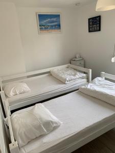 - 3 lits superposés dans un dortoir aux murs blancs dans l'établissement La Bethencouroise, à Béthencourt-sur-Mer