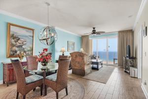 uma sala de estar com uma mesa de jantar e vista para o oceano em Emerald Isle 1201 em Panama City Beach