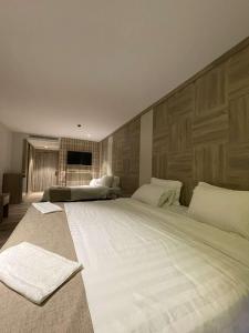 uma grande cama branca num quarto com uma parede em mass paradise2 em Aqaba