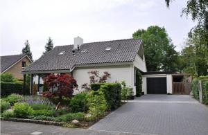 a white house with a garage and a driveway at B&B Gaasterland in Harich