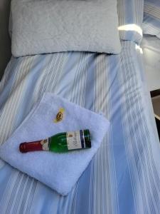 a bottle of champagne on a towel on a bed at Holländisches Kajütboot Nixe in Bremen