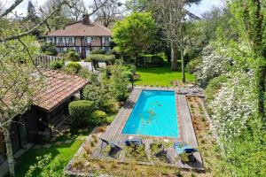 an overhead view of a swimming pool in a yard at Quizas Maison d'hôtes in Onesse-et-Laharie