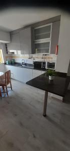 een keuken met een tafel met een plant erop bij Praia da Rocha Sunrise in Portimão