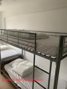 a couple of bunk beds in a room at Nieuwbouwappartement Lippenslaan, 2 -Slaapkamers in Knokke-Heist