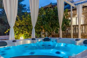 Bazén v ubytování Villa Roko - Luxury Villa 60m from beach! nebo v jeho okolí