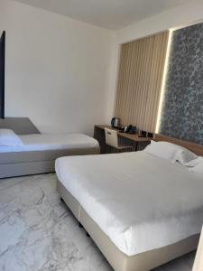 pokój hotelowy z 2 łóżkami i oknem w obiekcie Hotel Maiuri Pompei w mieście Pompeje