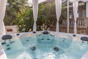 Bazén v ubytování Villa Roko - Luxury Villa 60m from beach! nebo v jeho okolí