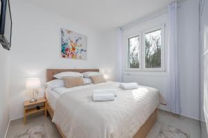 Postel nebo postele na pokoji v ubytování Villa Roko - Luxury Villa 60m from beach! + 37 fotografií