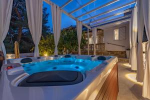 Bazén v ubytování Villa Roko - Luxury Villa 60m from beach! nebo v jeho okolí