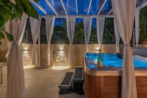 Bazén v ubytování Villa Roko - Luxury Villa 60m from beach! nebo v jeho okolí