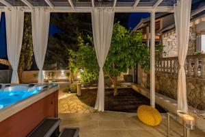 Bazén v ubytování Villa Roko - Luxury Villa 60m from beach! nebo v jeho okolí