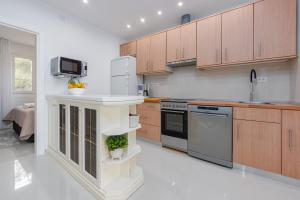 Kuchyň nebo kuchyňský kout v ubytování Villa Roko - Luxury Villa 60m from beach!