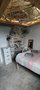 una camera con due letti e un muro di pietra di The Village House a Kerames