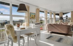 ein Wohnzimmer mit einem weißen Schreibtisch und einem Sofa in der Unterkunft Beautiful Home In Ebberup With Wifi in Ebberup