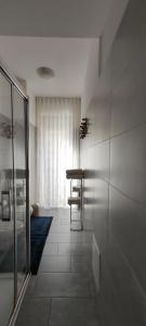 um quarto com uma mesa, uma janela e um corredor em LF Luxury Homes Milano em Milão