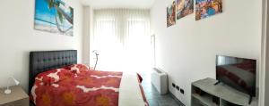 um quarto com uma cama e uma televisão em LF Luxury Homes Milano em Milão