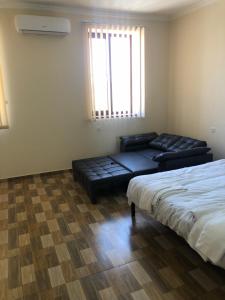 ein Wohnzimmer mit einem Sofa und einem Bett in der Unterkunft Nigatun Hotel in Yerevan