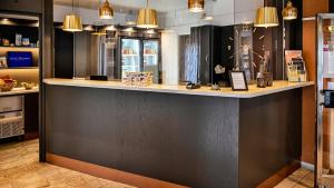 Dapur atau dapur kecil di Hotel Amadeus by First